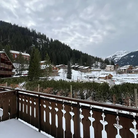 2 Pieces Au Bord Du De Vonnes Avec Terrasse - Fr-1-198-281 * Châtel